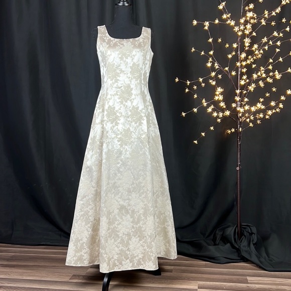 NWOT* Scott McClintock Ivory and Gold Formal Gown Wedding Gala Debut NEW Size 10 - Picture 1 of 10